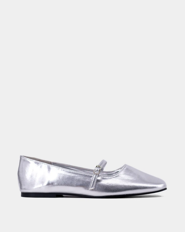 Adele Sterling Flats Shoes in 6 at Wrapsody